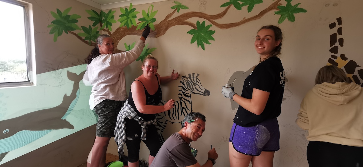 Kariega Volunteers Painting Mural 