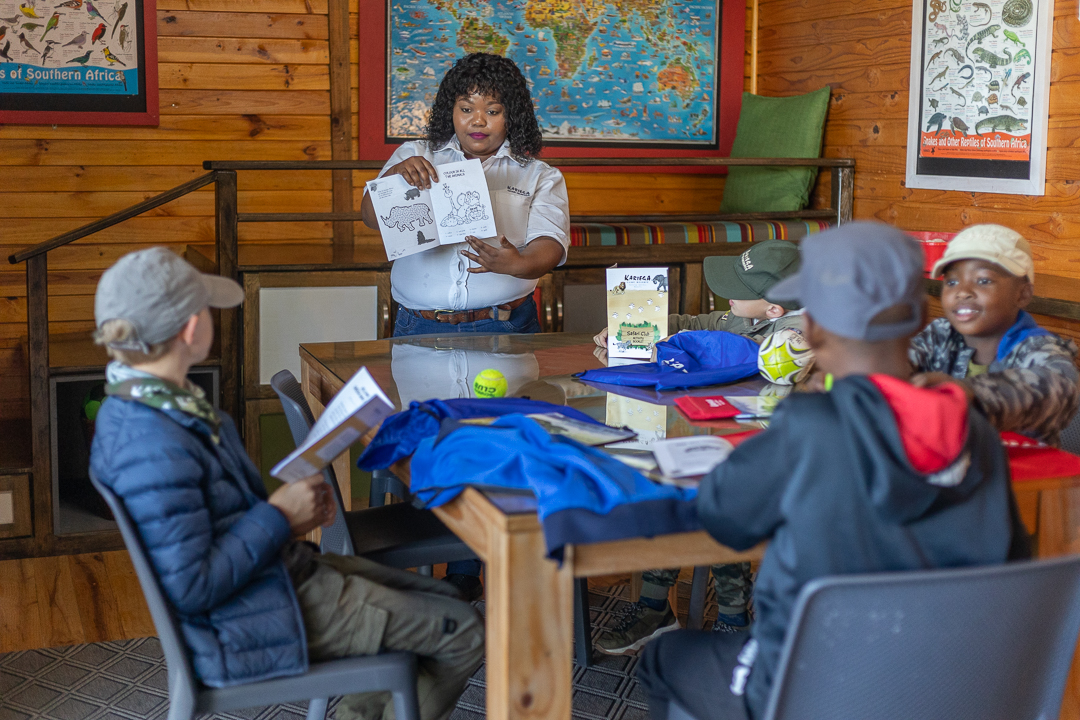 Children at Kariega learning from Ntosh the children program co-ordinator - Photo credits to Brendon Jennings