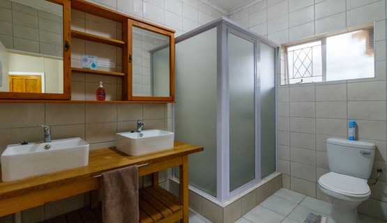 Kariega-Volunteer-Accommodation-Shared-Bathroom_1725021838592